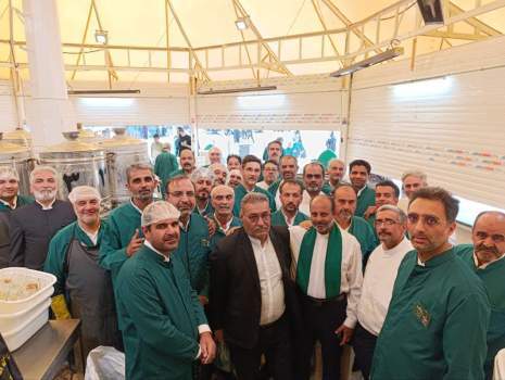 خدمت رسانی ۴۰ امدادگر یزدی در چایخانهی حرم رضوی