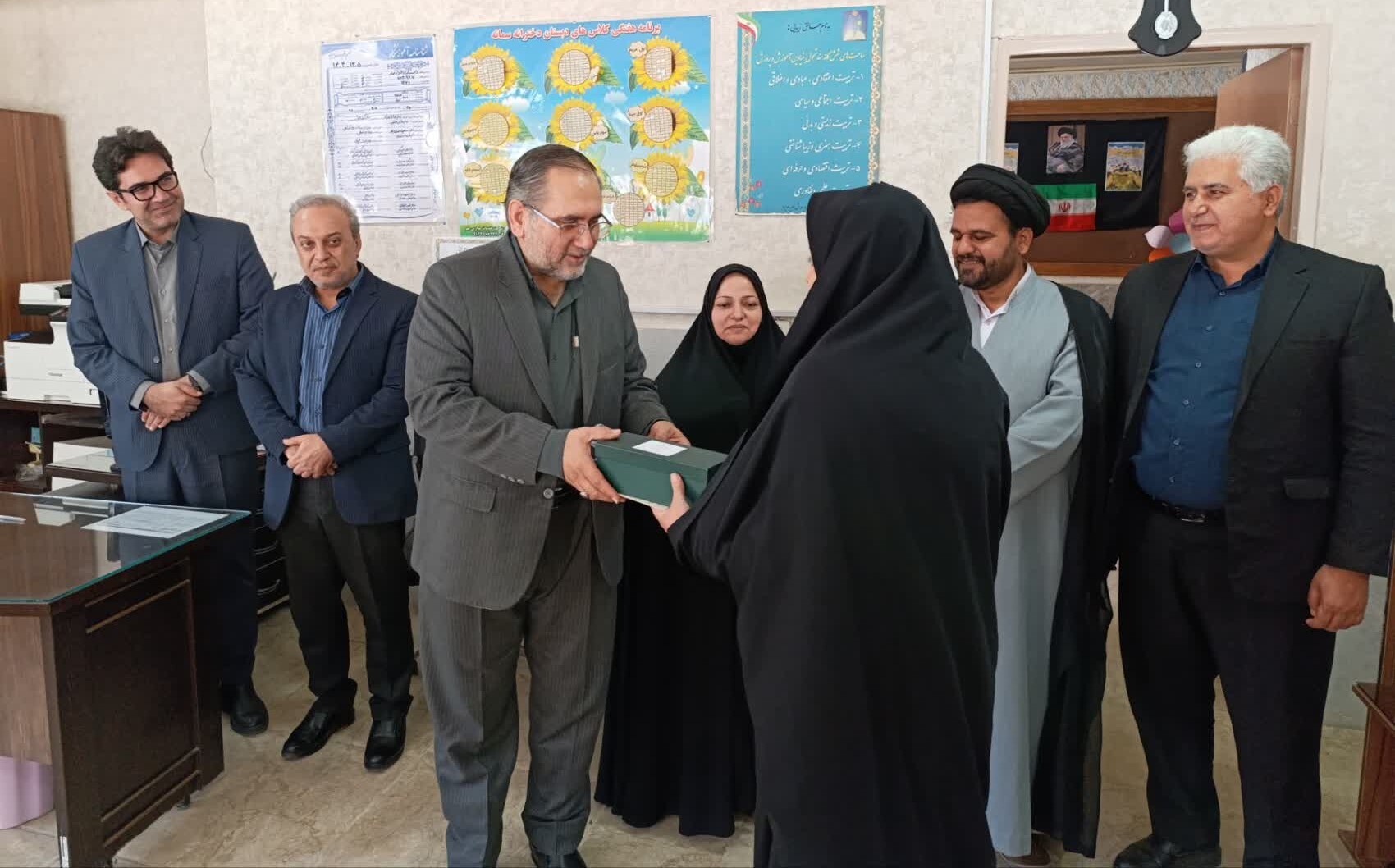 تجلیل کمیته امداد یزد از معلمان حامی طرح اکرام