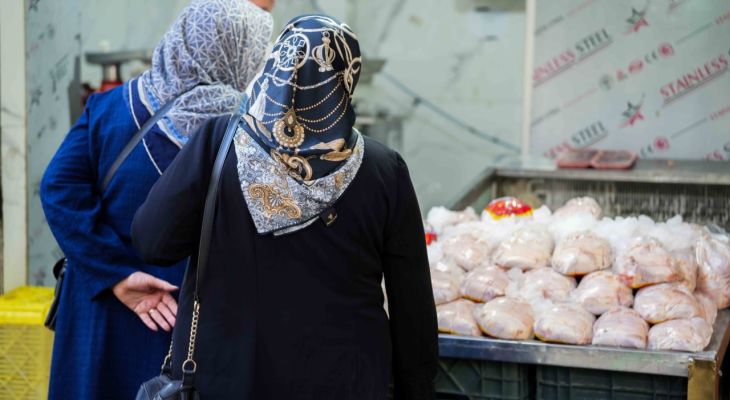 فروش مرغ بالاتر از نرخ مصوب گرانفروشی است